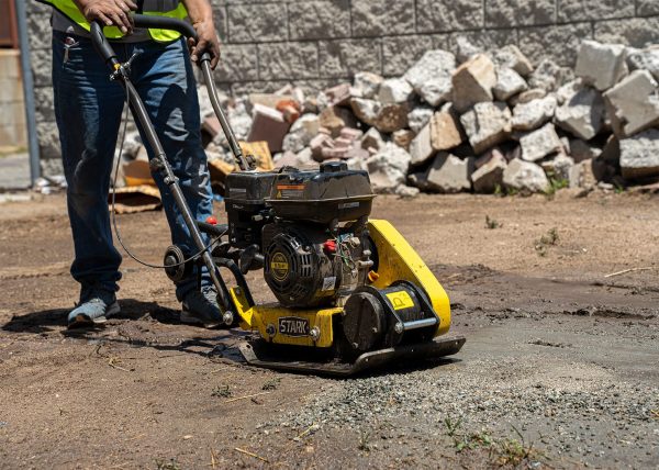 Stark USA 7.0HP 5000VPM 5500MAX Gas Vibration Compaction Force 20 x 14 inch Plate Compactor w/Built-in Wheel - Image 6